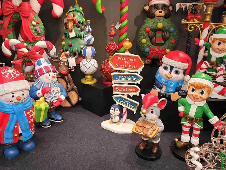 retail christmas by univeral statues